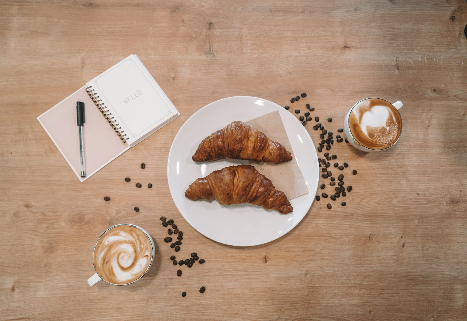 Café e croissants em uma mesa, imagem ilustrativa